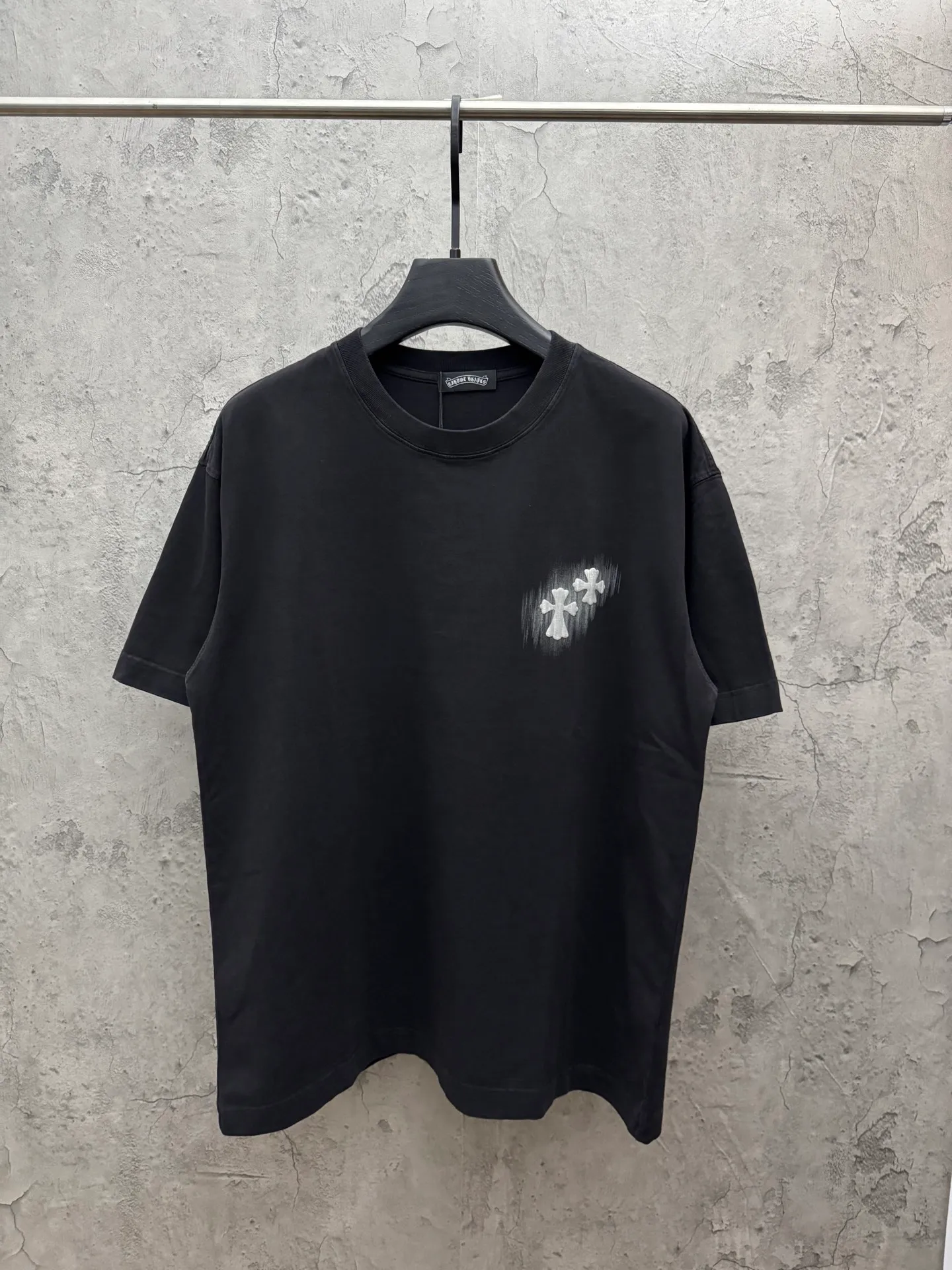 P190 top version, real shot without P, ​​different from market currency) 𝗖𝗵𝗿𝗼𝗺𝗲 𝗛𝗲𝗮𝗿𝘁𝘀/Croxin 2026 Spring New Original Single Counter American Laser Direct Injection Couple Short Sleeves 👑The highest version! Customized fabric 300g washed, best-selling model at the counter, very comfortable to wear. Accessories: original molded and authenticated collar label ➕ 100% silk wash label. Genuine purchase-grade original hangtag➕matching hanging rope➕3D hanging beads➕original packaging bag. Craftsmanship: The original version has consistent wiring! The highest version of the armhole matching technique! Color: White Black Gray Size: S M L XL Style Number: 26-2057